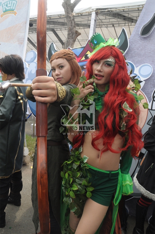 
	
	Tạo hình một nhân vật trong The Hobbit (trái) bên cạnh Poison Ivy 